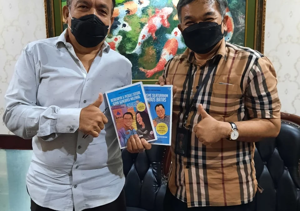 Ketua Koperasi SMR Joi Kahar Borong Buku Dr Aqua Dwipayana  