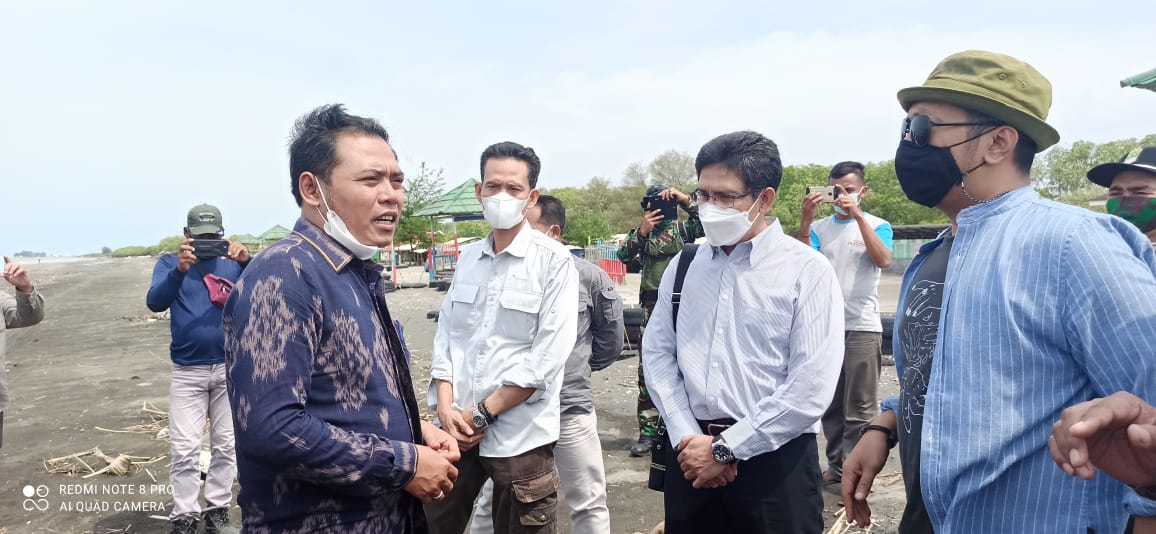 Sidak, DPRD Temukan Tumpahan Minyak di Pantai Utara Karawang