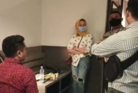 Viral, Polwan Digerbek Suami di Kamar Hotel dengan Pria Lain Sesama Polisi