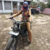 Bukan Sekedar Gaya, Kepala Desa Wanita ini Hoby Motor Antik