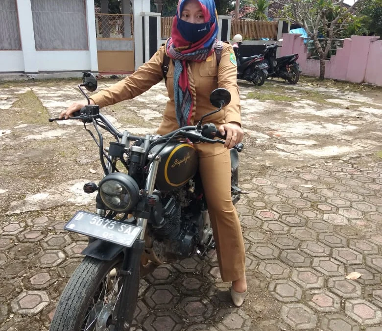 Bukan Sekedar Gaya, Kepala Desa Wanita ini Hoby Motor Antik