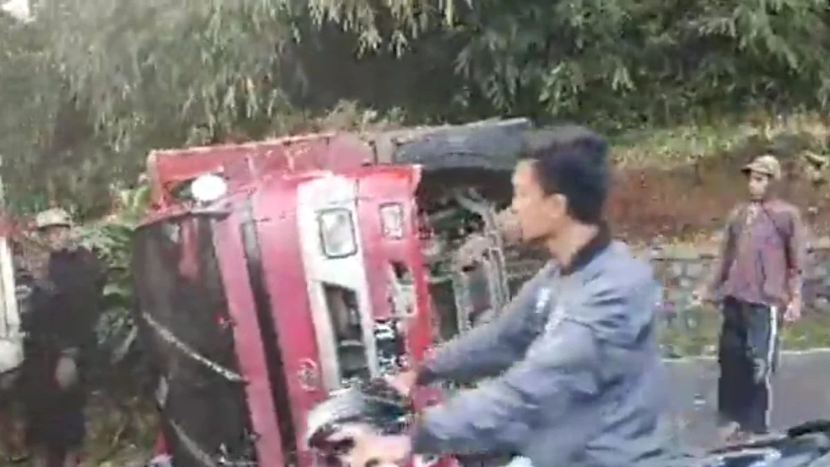 Kecelakaan Lagi di Tanjakan Cae Sumedang, Truk Tiba-tiba Mati Mesin lalu Terguling