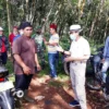 YUSUP SUPARMAN/PASUNDAN EKSPRES DISKUSI: Kepala Dispemdes Subang, Nana Mulyana berbicang dengan salah satu ketua RT di Desa Jalupang.