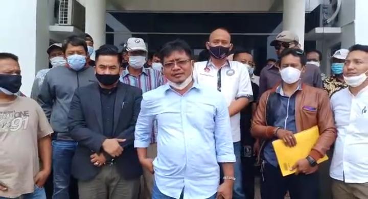 Warga Geruduk Kantro Pemkab Karawang, Desak Pilkades Pisangsambo Diundur