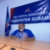 INDRAWAN SETIADI/PASUNDAN EKSPRES Ketua DPC Partai Demokrat Subang Ahmad Rizal saat diwawancarai Pasundan Ekspres.