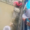 Pria Bertato Mengambang di Irigasi Citarum