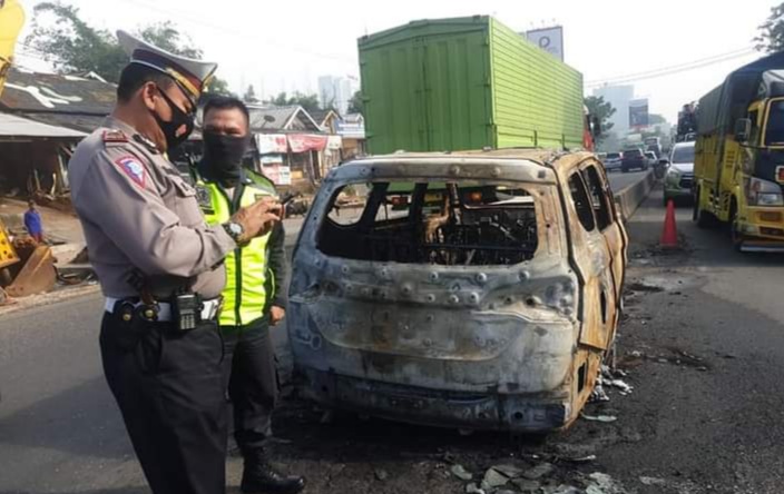 Minibus Terbakar di Interchange Karawang Barat