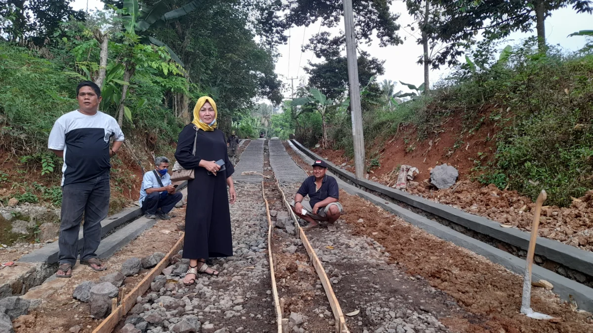 Fardela Poultry Farm dan Forum RW Kelurahan Parung Perbaiki Jalan Ciwanasari