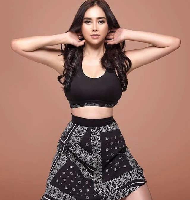 Resmi Menjanda, Ini Profil Lengkap Artis Cantik Aura Kasih