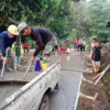 Bangun Jalan Cor Mudahkan Mobilitas Petani