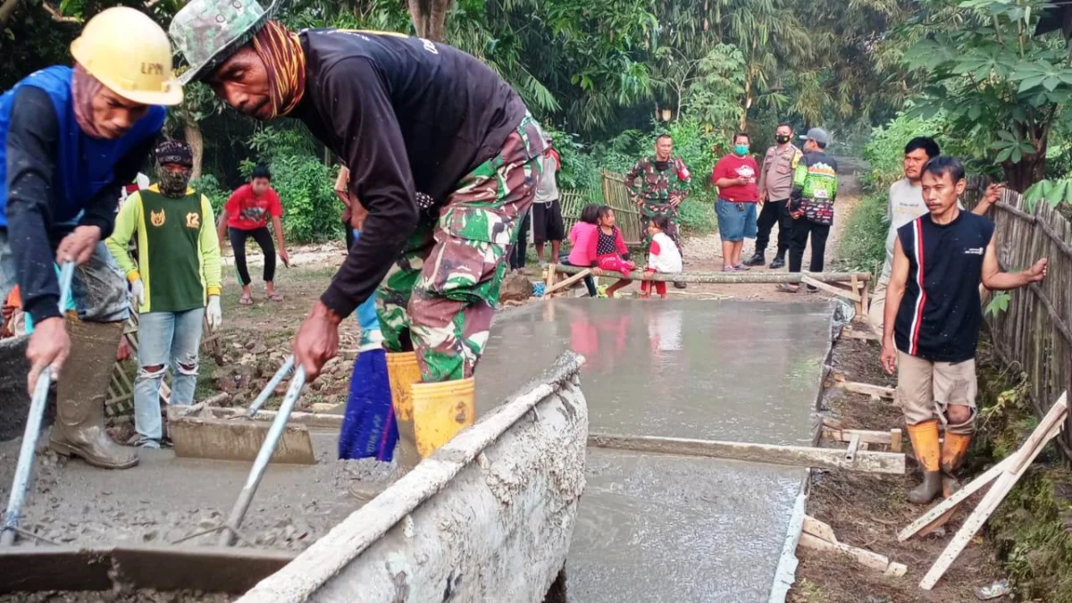 Bangun Jalan Cor Mudahkan Mobilitas Petani