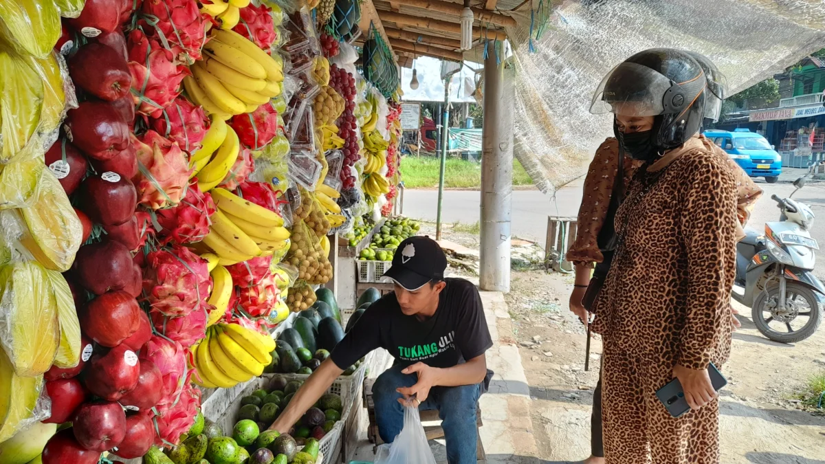 Berkah Pedagang Buah-buahan Saat Ramadhan