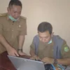 Pihak Dinas Sosial Subang mengecek Penerima BST