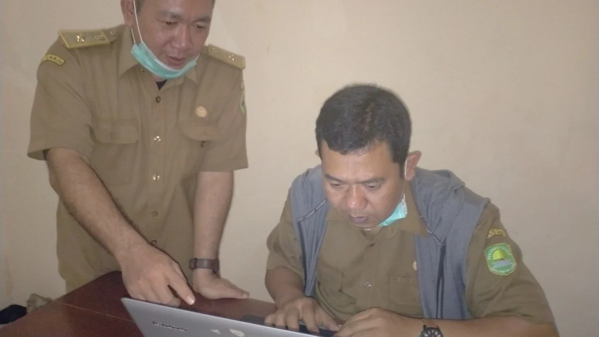 Pihak Dinas Sosial Subang mengecek Penerima BST