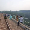 Jembatan KA Cisomang Jadi Spot Ngabuburit