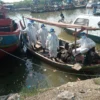 Nelayan Bantu Bersihkan Sisa Ceceran Minyak