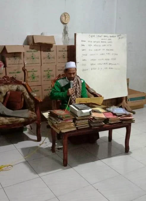 DADAN RAMDAN/PASUNDAN EKSPRES NGAJI PASARAN: Kiayi Muhammad Bahrudin saat mengaji kitab kuning pada kegiatan Ngaji Pasaran di Ponpes Bahrul Ulum Cikondang Desa Mekarwangi Kecamatan Pagaden Barat, Kamis (15/4).