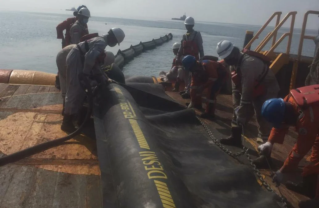 Bersihkan Pantai dari Kebocoran Minyak, Pertamina Sambut Bantuan Nelayan