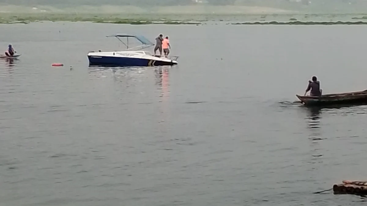 Perahu Tabrak Tunggul, Akew Tewas Tenggelam