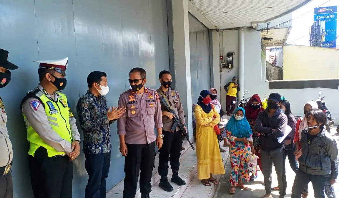 Kerap Terjadi Kerumunan saat Pengambilan Uang Bantuan, Kapolsek Turun Tangan