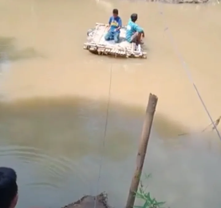 Jembatan Ambruk, Warga Gunakan Getek Sebrangi Sungai 