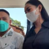 Vicky Prasetyo didampingi istrinya Datangi Polres Subang, Ini Alasanya