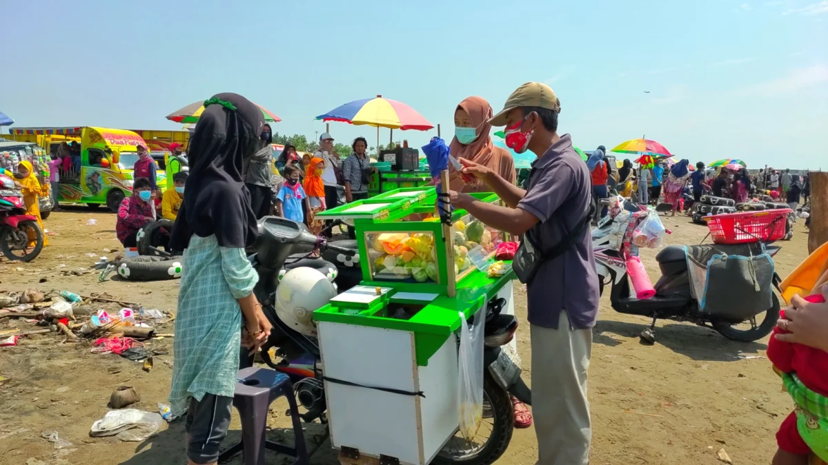 pedagang di pantai patimban