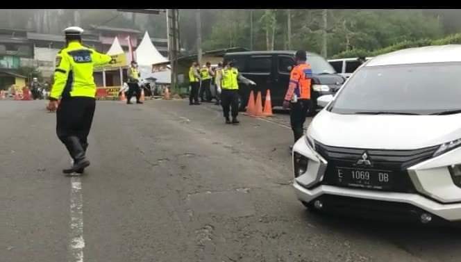 Puluhan Kendaraan di Tangkuban Perahu Diputar Balik