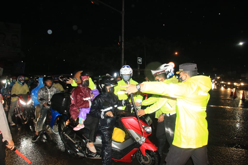 Tidak Terima Diputar Balik Polisi, Para Pemudik Blokade Jalan Karawang-Bekasi