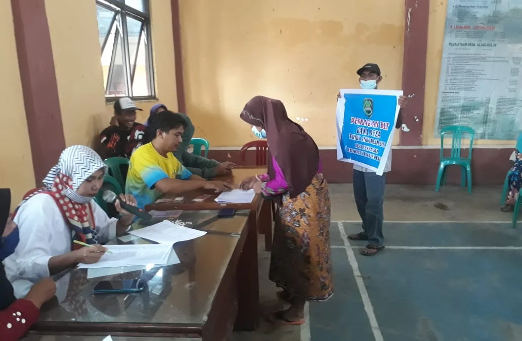 Bagikan BLT Menjelang Idul Fitri, Sekdes Bendungan: Untuk Bekal Lebaran 