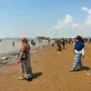 Libur Lebaran, Pantai Patimban Ramai Dikunjungi Wisatawan