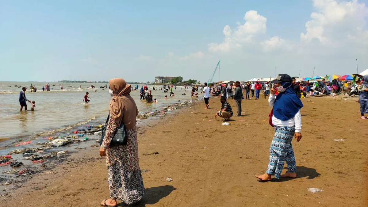 Libur Lebaran, Pantai Patimban Ramai Dikunjungi Wisatawan