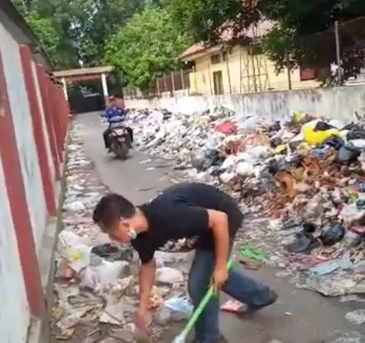 Sampah Menumpuk di Belakang Kantor Kelurahan Cigadung, Kapan Diangkut? 