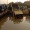 Usai Kirim Barang, Truk Engkel Nyebur ke Kali, Ternyata Kernet Lagi Belajar Mengemudi ! 