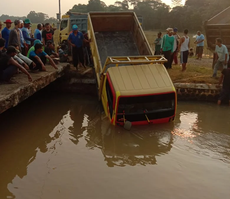 Usai Kirim Barang, Truk Engkel Nyebur ke Kali, Ternyata Kernet Lagi Belajar Mengemudi ! 