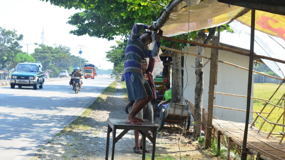 Walaupun Sepi Pemudik, Warung Dadakan Penuhi Jalur Pantura