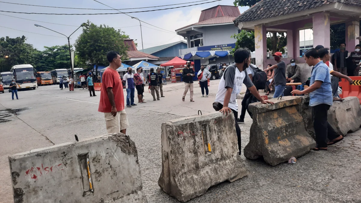 Pintu Masuk Terminal Klari Ditutup, Paguyuban Agen Bus Terminal Klari Marah