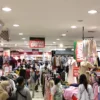 Warga Rela Berdesakan Demi Baju Lebaran