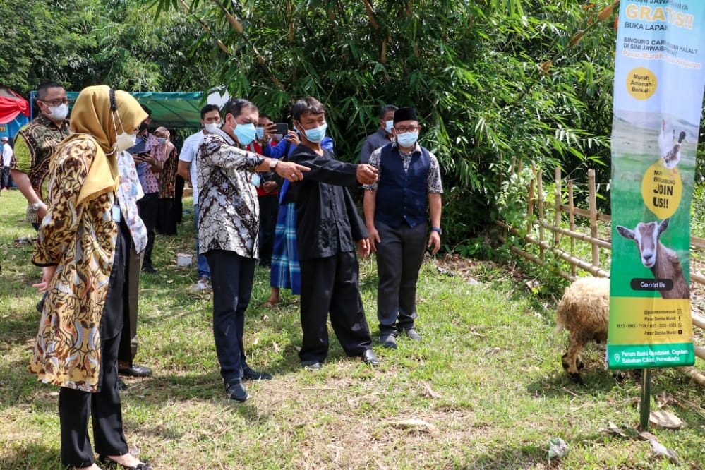 Pasar Dombret Siapkan Kebutuhan Hewan Ternak