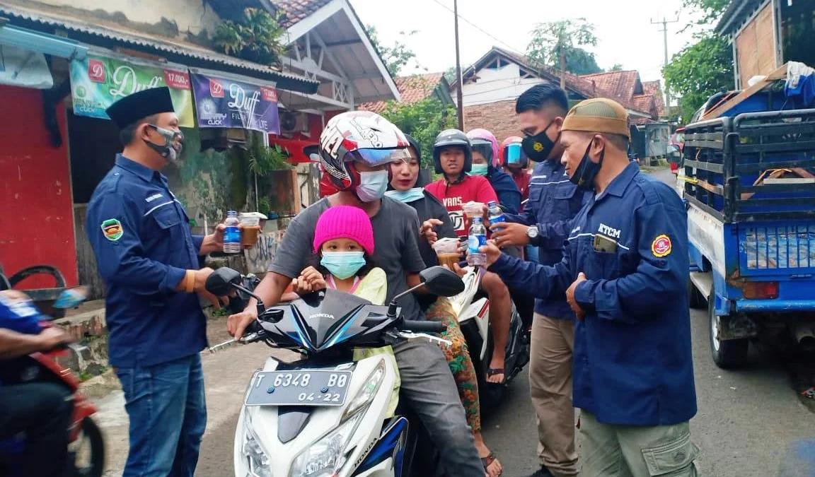 Peduli Sesama, KTCM Bagi-bagi Takjil