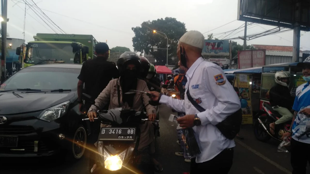 Peduli Sesama, KNPI PK Lembang Berbagi Tajil dan Masker