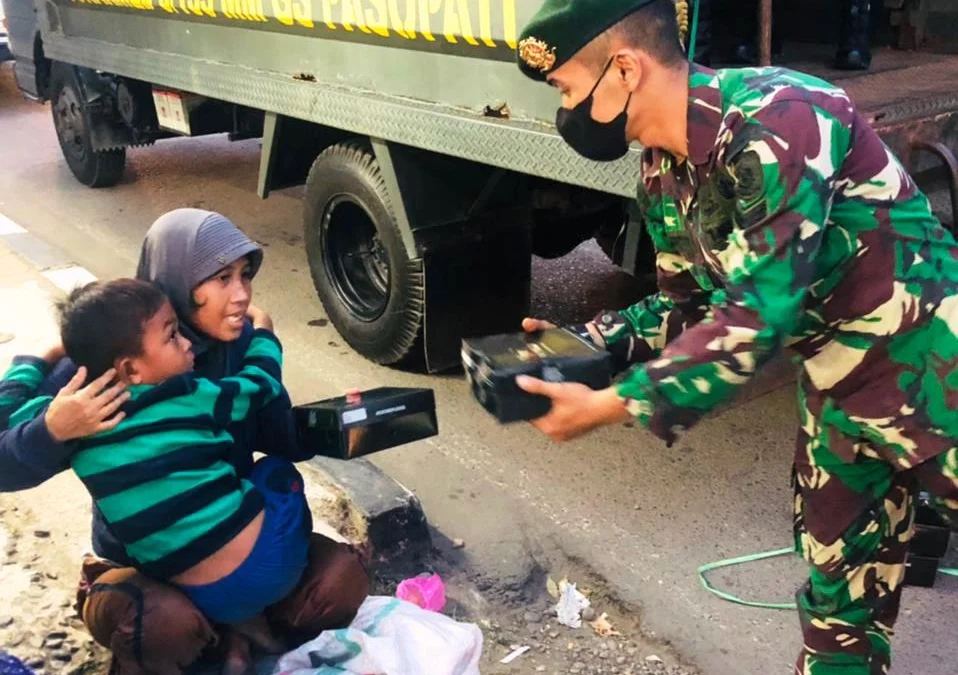 Tebar Kebaikan, Yonarmed 9 Berbagi dan Sosialisasi Prokes