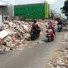 Sampah di Pamanukan Dibiarkan Berserakan ke Jalan