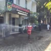 Cegah Penyebaran Covid-19, Gugus Tugas Semprot Disinfektan di Simpul Keramaian