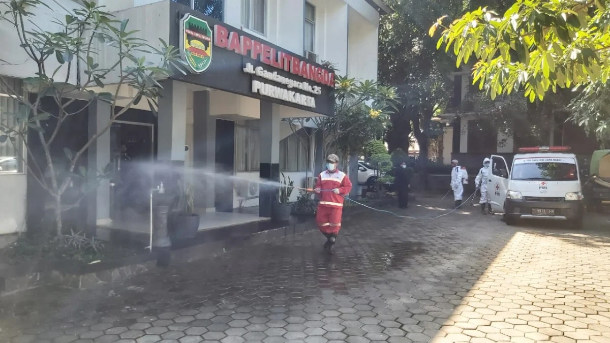 Cegah Penyebaran Covid-19, Gugus Tugas Semprot Disinfektan di Simpul Keramaian