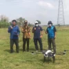 YOGI MIFTAHUL FAHMI PASUNDAN EKSPRES CANGGIH: Ujicoba teknologi pertanian terbaru drone untuk menyemprotkan cairan pupuk atau pestisida di lahan pertanian yang dilaksanakan di Desa Kiarasari