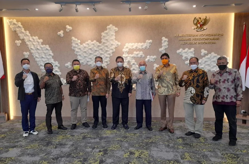 Fighting Tournament Airlangga Hartarto Cup 2022 Perebutkan Rp 2 Miliar Pengurus Besar Wushu Indonesia (PB WI) dan Pengurus Pusat Kick Boxing Indonesia (PP KBI) usai beraudiensi dengan Airlangga Hartarto yang juga Ketua Umum PB WI dan Dewan Pembina PP KBI, di Kantor Kemenko Perekonomian. (HO/PB Wushu Indonesia)