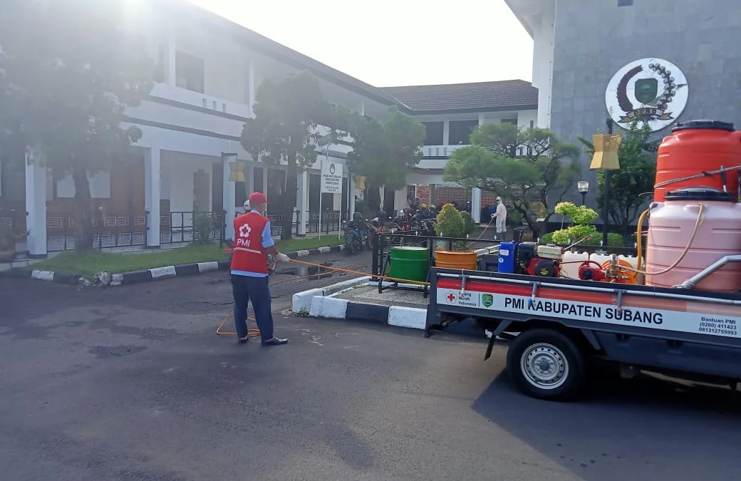 Kantor DPRD Subang Disemprot Disinfektan