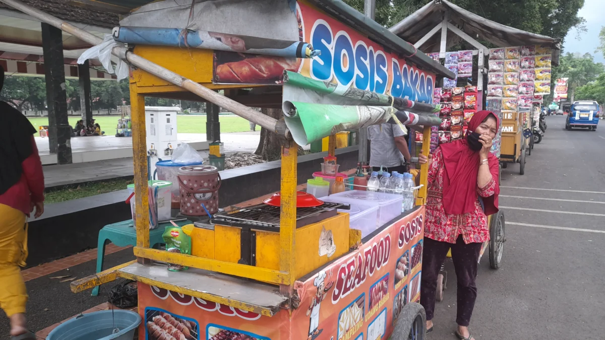 Pedagang Kaki Lima: Jangan Tebang Pilih Tegakan Aturan PPKM