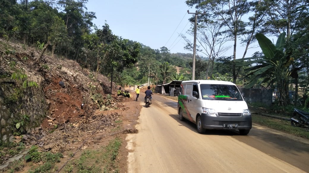 Lumpur di Jalur Cipeundeuy-Sarimukti-Rajamandala Sisa Longsor Ancam Pengendara